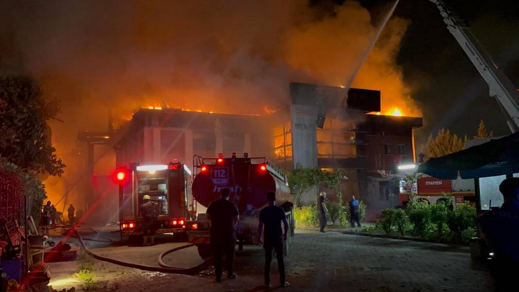 Sakarya’da kozmetik fabrikasında yangın 38